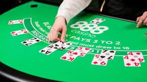 Sesi permainan casino online aktif dengan meja kartu virtual dan dealer live